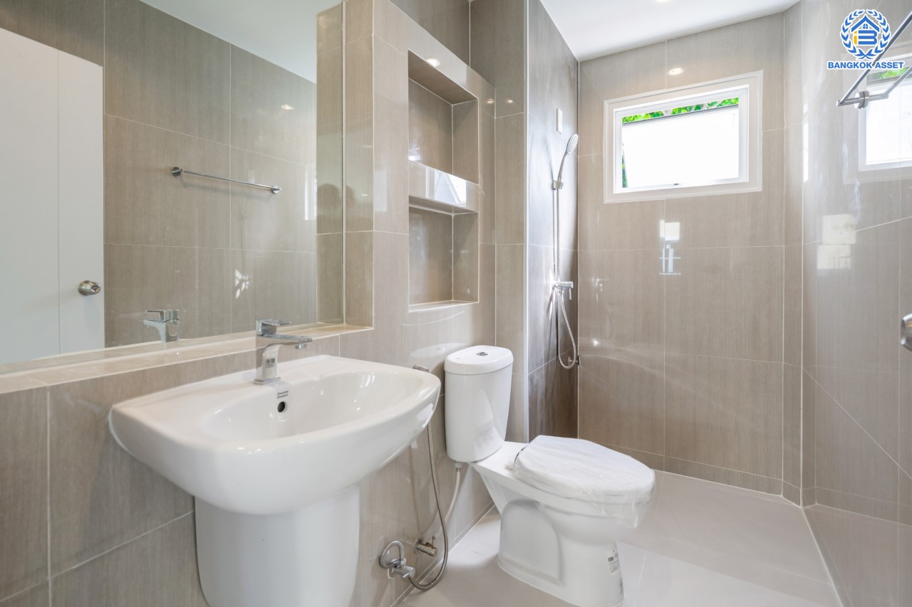 บ้านมือสองตกแต่งใหม่ ม.ชัยพฤกษ์ บางบัวทอง บ้านเดี่ยวแบรนด์ LH เนื้อที่ 55.2 ตร.ว. ฟังก์ชัน 3 ห้องนอน 2 ห้องน้ำ จอดรถ 2 คัน พร้อม Facilities ครบครัน บนทำเลเดินทางสะดวก ติดถนนบางกรวย-ไทรน้อย ใกล้เซ็นทรัลเวสต์เกต และรถไฟฟ้าสายสีม่วง "สถานีบางพลู"